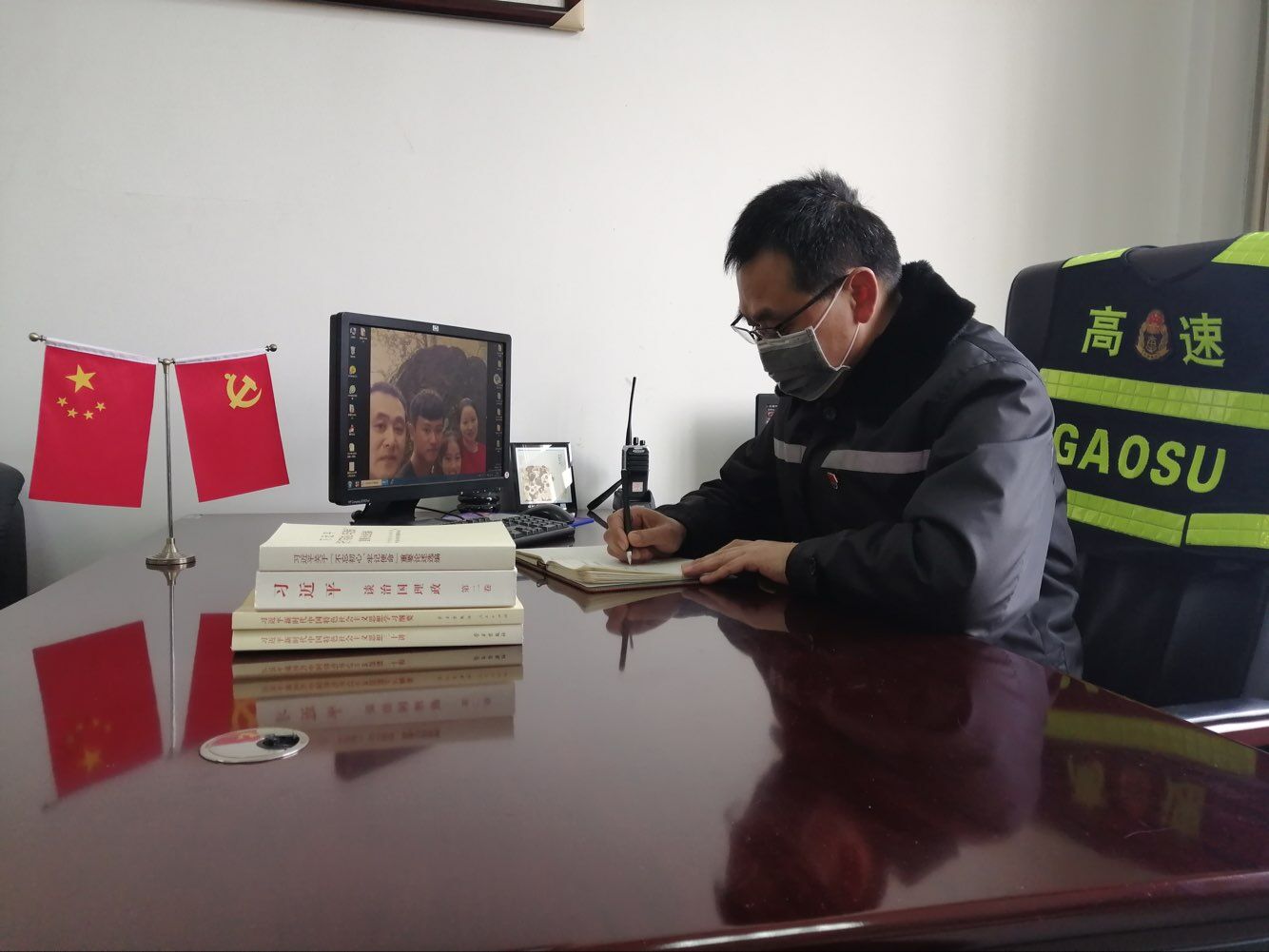 界阜蚌公司利辛東站青年團(tuán)員積極做宣傳志愿者，在收費廣場發(fā)放“知艾防艾宣傳單”，營造良好的艾滋病防治社會環(huán)境。.jpg