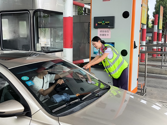 9月15日，中秋小長假首日，雙廟收費(fèi)站入口車流激增，站內(nèi)組織人員積極做好道口保通保暢工作。.jpg